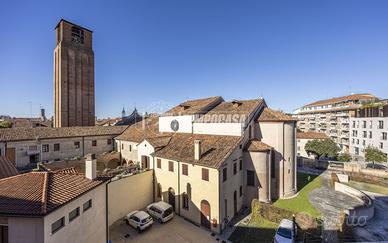 LUMINOSO APPARTAMENTO IN CENTRO STORICO DA PERSONA