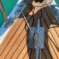 Barca a vela semicabinata