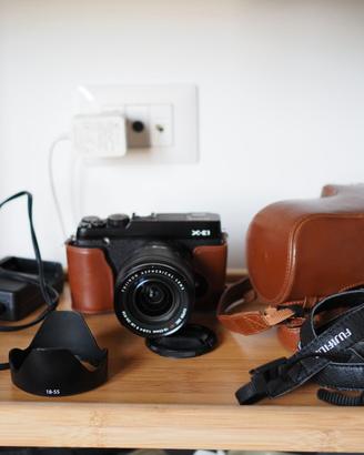Fujifilm X-E1 con custodia e obiettivo 18-55 f2.8