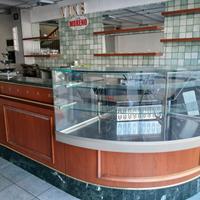 Bancone bar legno e marmo, più tavolini e sedie