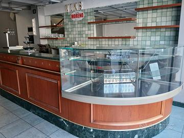 Bancone bar legno e marmo, più tavolini e sedie