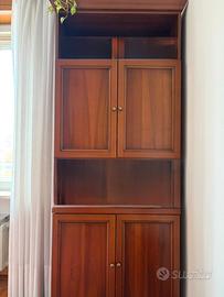 Mobile alto in legno massello con ante