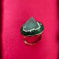Grande anello a pietre  verdi regolabile
