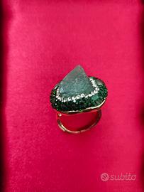 Grande anello a pietre  verdi regolabile