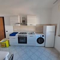 cucina completa con frigorifero e lavatrice