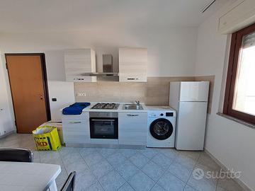 cucina completa con frigorifero e lavatrice