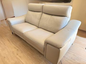 Divano  2 posti in pelle, relax elettrico.
