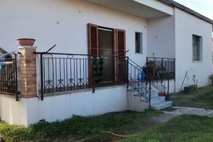 Ampia casa singola con giardino