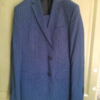 Abito gessato blu a righe bianche