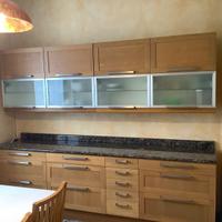 Armadio cassettiera, pensili e tavolo cucina.