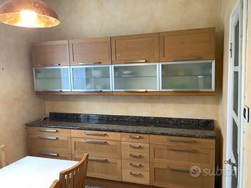 Armadio cassettiera, pensili e tavolo cucina.