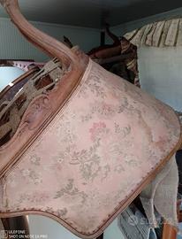 Due poltrone da collezione in tessuto.