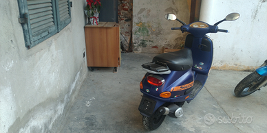 Vespa 50 Piaggio scooter