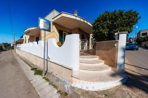Villa indipendente con ampio giardino e box