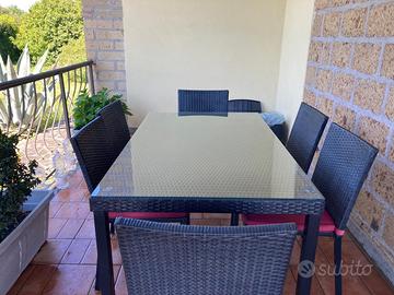 Tavolo con sedie in rattan