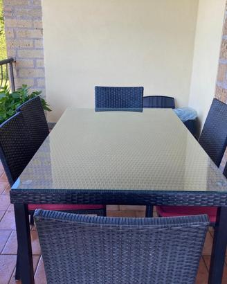 Tavolo con sedie in rattan