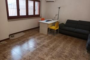 Ampio piano terra uso ufficio con box auto