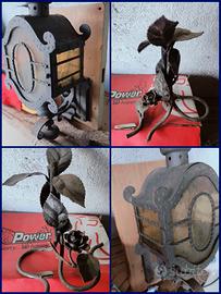 lampada in ferro battuto con Rosa. 