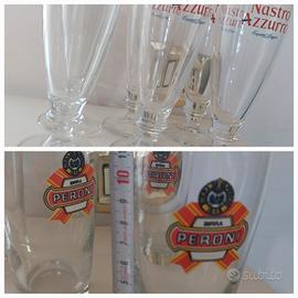 26 bicchieri tra calici e brocche di birre. 