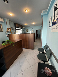 Ufficio in angolo su strada di grande passaggio