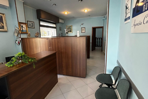 Ufficio in angolo su strada di grande passaggio