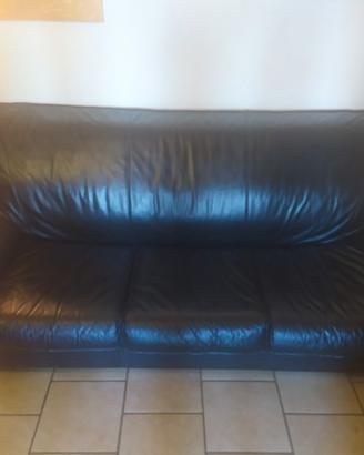 Divano letto in pelle nera  in perfetto stato