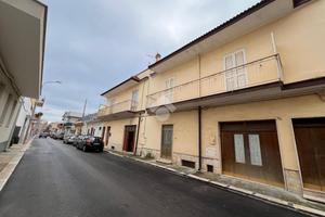 Casa indipendente a casamassima con box. Libera