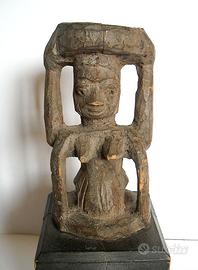 Antica scultura tribale africana con patina d'uso