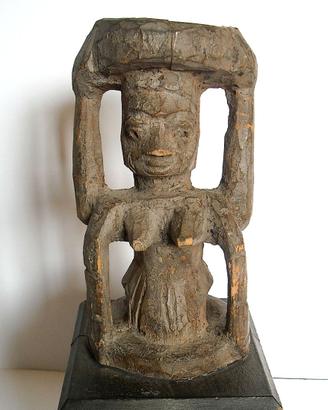 Antica scultura tribale africana con patina d'uso