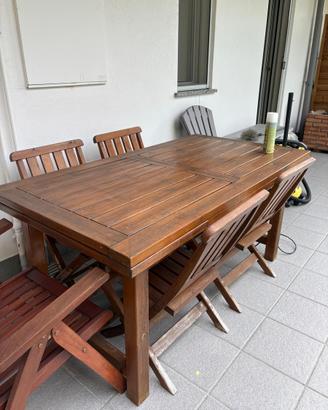 Tavolo in legno completo di sedie