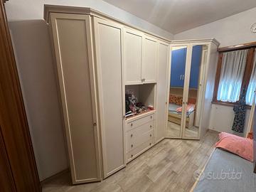 POST CHIUSO: Armadio angolare a 4 corpi