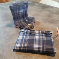 Stivaletti per la pioggia e mantellina