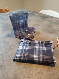 Stivaletti per la pioggia e mantellina