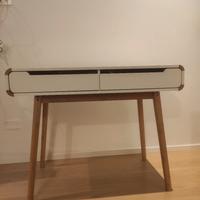 scrivania con cassetti 