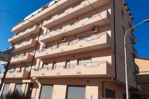 Appartamento abitabile con giardino e garage