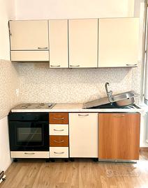 CUCINA CON LAVASTOVIGLIE E FORNO