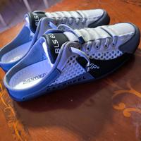 Scarpe nuove bianche da uomo alla moda 