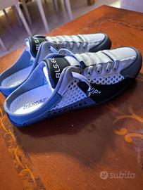 Scarpe nuove bianche da uomo alla moda 