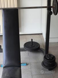 Panca con bilanciere, pesi e Tower per trazioni