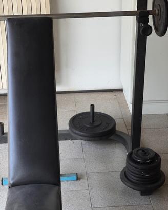 Panca con bilanciere, pesi e Tower per trazioni