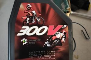 Olio Motul 300v2.    10w50 