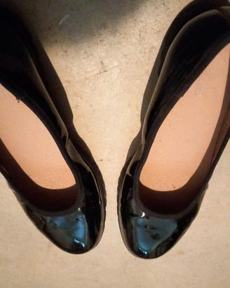 Scarpe nere lucide