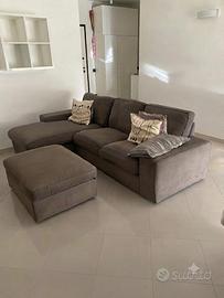 Divano con chaise longue e pouf contenitore