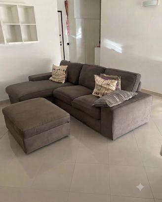 Divano con chaise longue e pouf contenitore