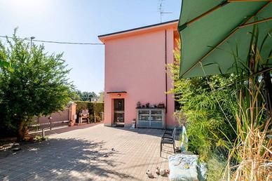 Villa di 254 m² con più di 5 locali e box auto dop