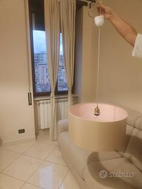 lampadario beige con interno rosa
