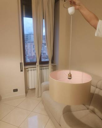 lampadario beige con interno rosa