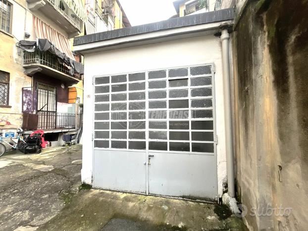 Box all'interno del cortile in Via Leinì 77