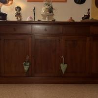 Credenza in noce massello tenuta molto bene.