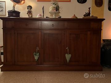Credenza in noce massello tenuta molto bene.